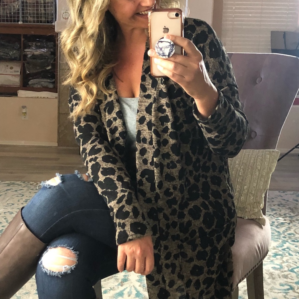 Last 1! SMALL Leopard Cardigan with pockets - Picture 3 of 4